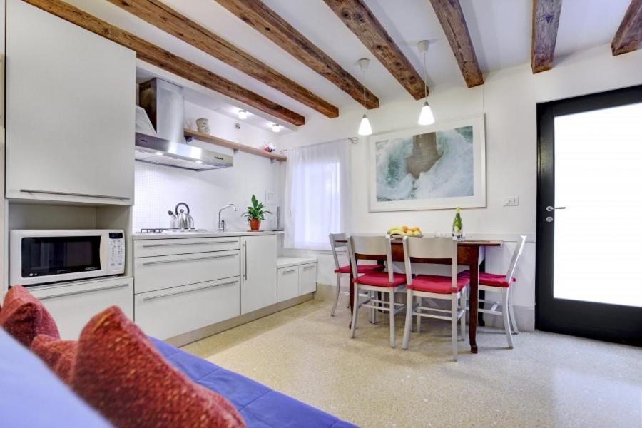 Cozy Apartment Up To 4 In Biennale Giardini By Bricola Apartments Venetië Buitenkant foto